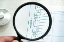 健康診断で肝機能異常を指摘されたら？考えられる原因や放置リスク、受診の目安を解説
