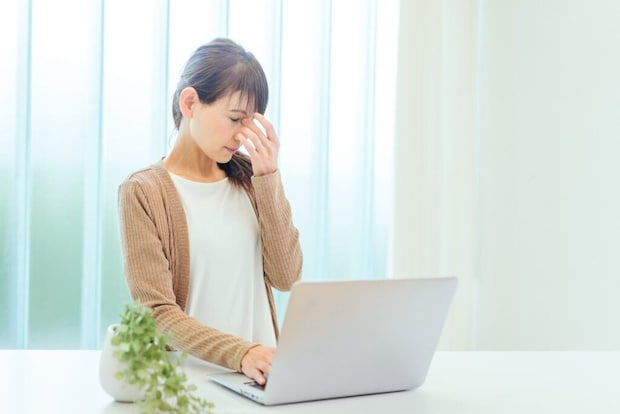 目を抑える女性