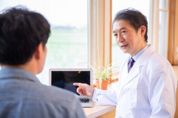 男性を診察する医師