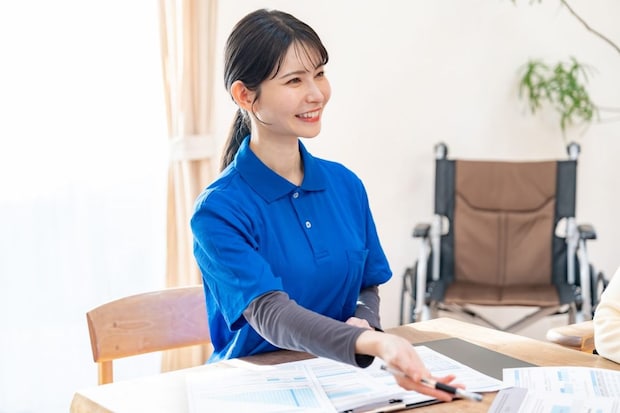 介護契約の説明を行う訪問介護士