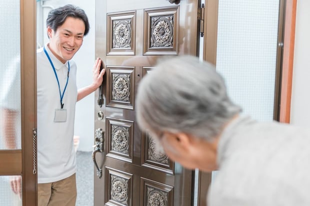 高齢者住宅に訪問する男性