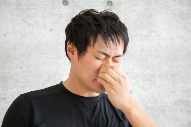 鼻が痛い男性