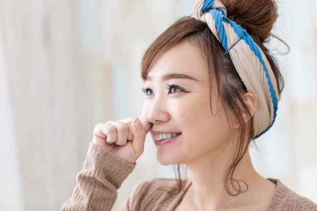 鼻を触る女性
