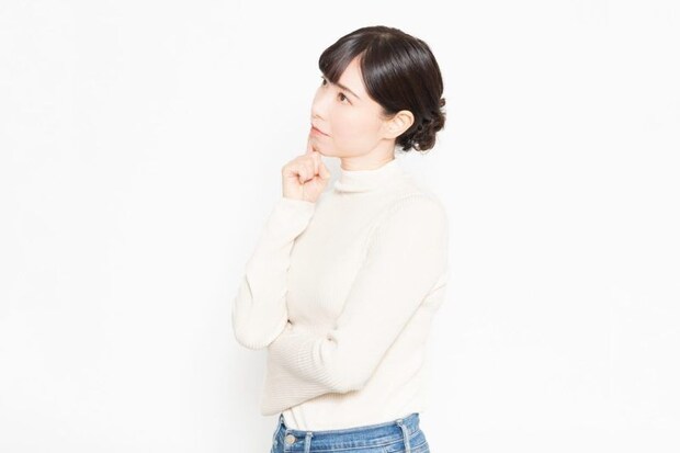 考える