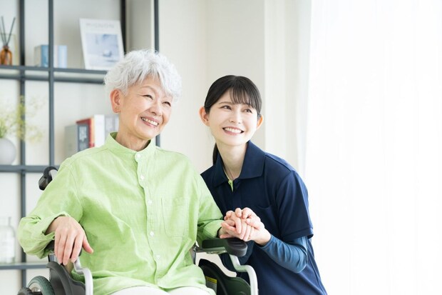 介護士とシニア女性
