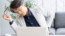 デスクワークの人が「椎間板ヘルニア」になりやすい意外な理由をご存じですか？【医師監修】