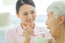 ソフト食を介護で取り入れる目的や対象者、ほかの介護食との違いを解説！