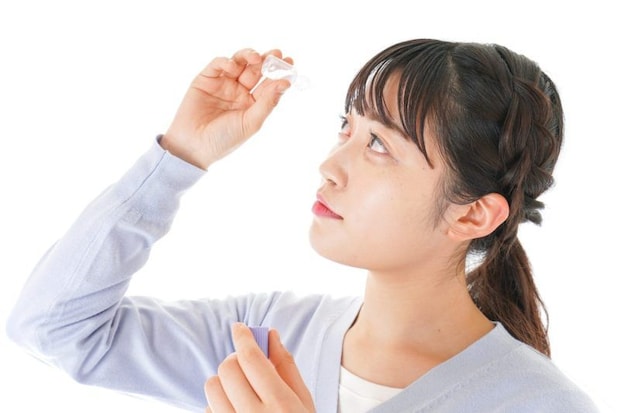 目薬を差す女性