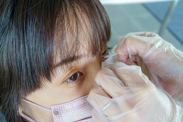 目の検査を受ける女性