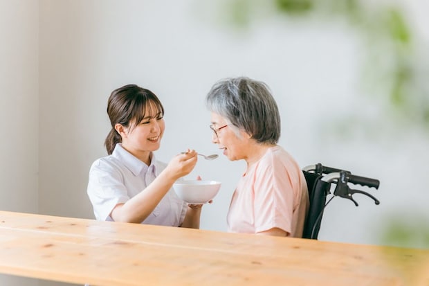 食事介助でむせを防ぐ姿勢と介助の工夫