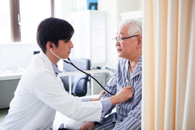 食事介助でむせたときの対応と受診の目安