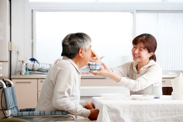 食事介助でむせる原因は?誤嚥を防ぐ姿勢と対応・予防法を解説