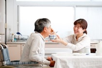 食事介助でむせる原因は？誤嚥を防ぐ姿勢と対応・予防法を解説