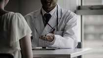 【闘病】「あなた、死にますよ！」 むくみから判明した『難病』 両膝の骨壊死も…