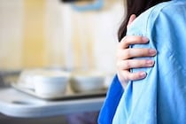 【闘病】結婚が決まった矢先の異変… 「今の医学では治らない難病」の宣告に号泣