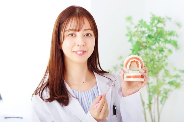 歯磨きの指導をする女性医師