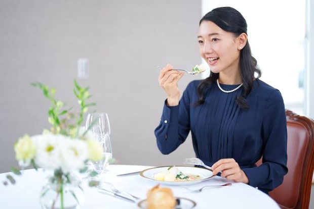 入れ歯は一本だけでも目立たない？種類や目立ちにくく作るポイントを解説