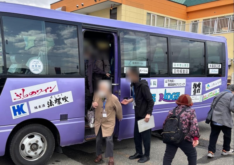【北海道 富良野市 山部地区】重い荷物も笑顔で運ぶ！富良野・山部で始まった「お買い物バスツアー」