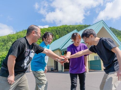 飾らない笑顔で支え合う仲間が待っています!この温かい雰囲気が、私たちの自慢です。