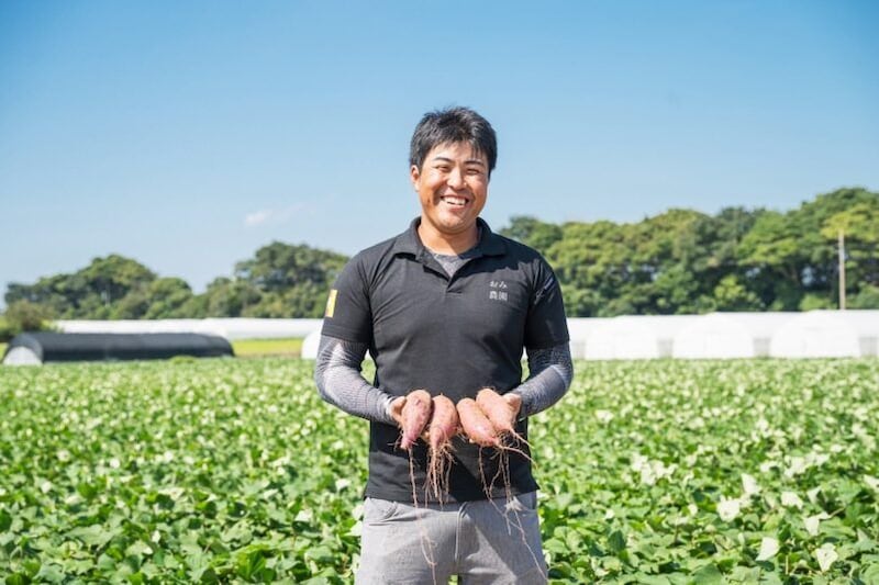 土から生まれた甘い宝石。鉾田「おみ農園」で味わう、情熱の干し芋と農業の未来