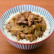 パパッと簡単♪豚肉とごぼうのうま味噌丼