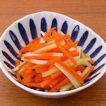 さっぱりおいしい♪セロリとにんじんのピクルス