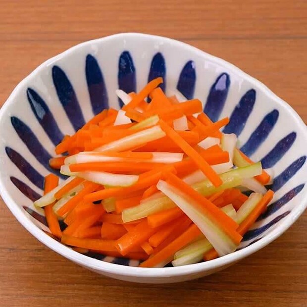 さっぱりおいしい♪セロリとにんじんのピクルス