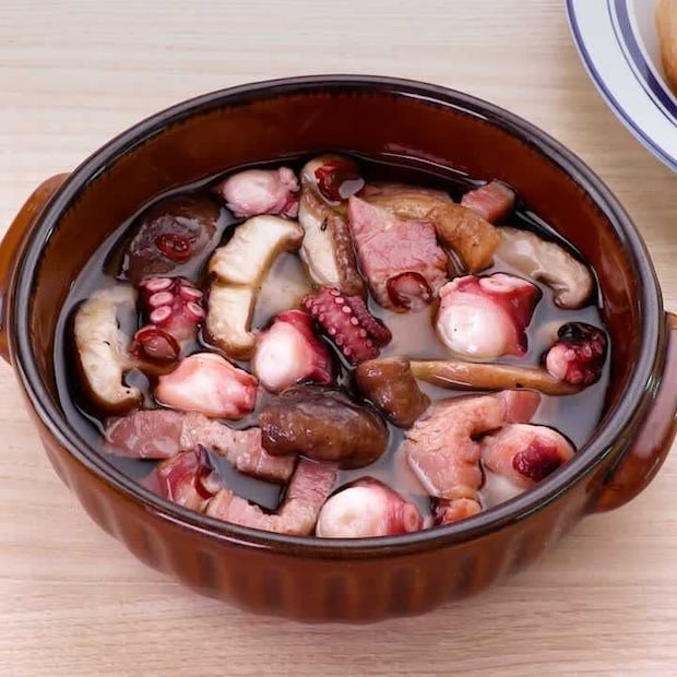 ワインのお供におすすめ♪しいたけとベーコンとたこのアヒージョ