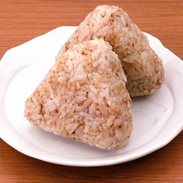 朝ごはんにぴったり！和風ツナとおかかのおにぎり