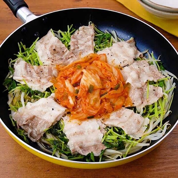 フライパンひとつで簡単！豚バラもやしのキムチ無水鍋