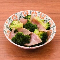 あと一品欲しい時に♪ブロッコリーとハムのポン酢サラダ