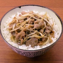 ごはんによく合う！豚肉ともやしのうま味噌丼