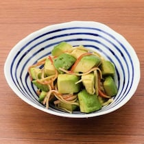 ささっと簡単♪アボカドとかにかまぼこの和風サラダ