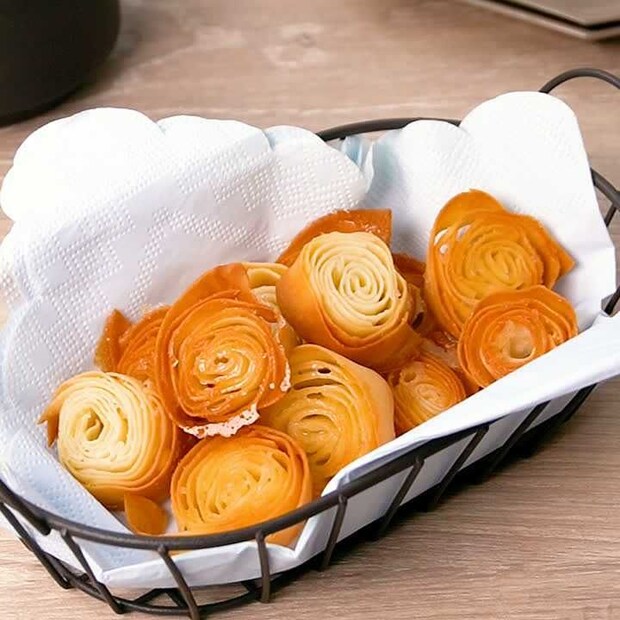 材料3つで簡単！餃子の皮でバターシュガーロール