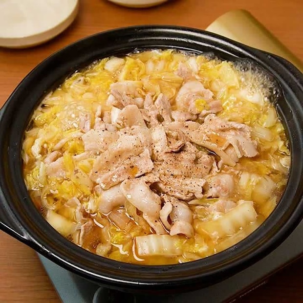 ごはんにも合う！白菜と豚バラのしょうゆ鍋