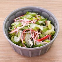 手作りドレッシングで♪セロリとかにかまぼこのフレンチサラダ