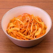 パパッと一品！にんじんとかにかまぼこの和風サラダ