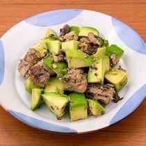 おつまみにぴったり♪アボカドとサバ缶の塩炒め