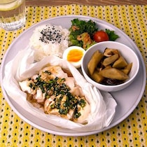 クッキングシートで包んで作る！フライパン蒸しでワンプレートごはん