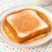 カリカリ食感がたまらない！食パンのチーズ焼き