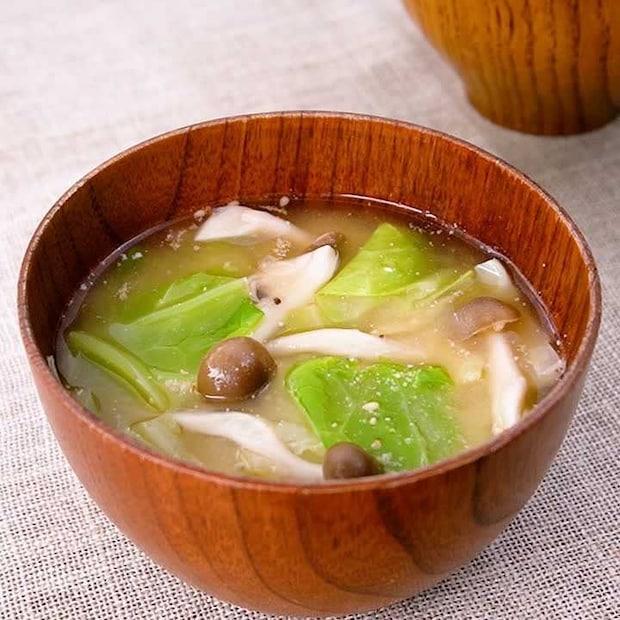 ごまの風味が広がる！キャベツときのこのごま味噌汁