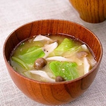 ごまの風味が広がる！キャベツときのこのごま味噌汁