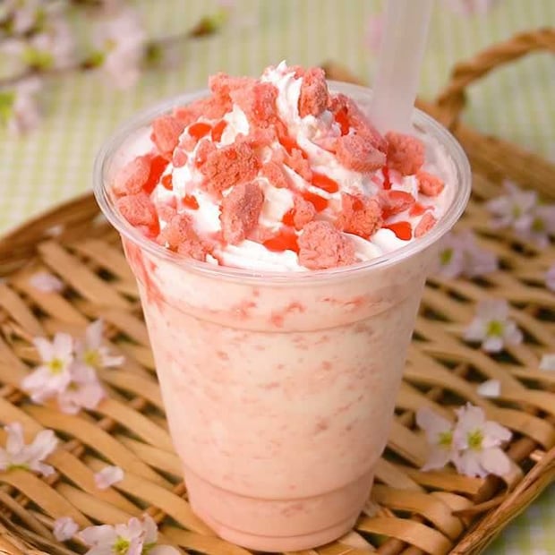 お花見ドリンク♪桜色クッキーフラッペ