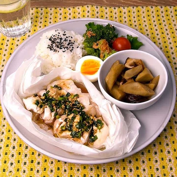 クッキングシートで包んで作る！フライパン蒸しでワンプレートごはん