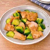 冷蔵庫の定番材料で！鶏肉ときゅうりの柚子胡椒炒め