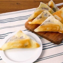 春巻きの皮で作る！お餅とチョコの三角パイ風