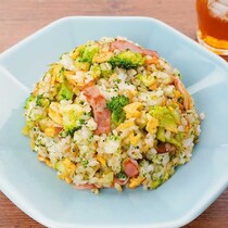 やみつきになる！ブロッコリーのガリバタチャーハン