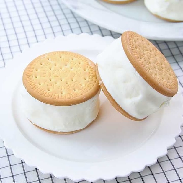 ヨーグルト風味でさっぱり！クッキーサンドアイス