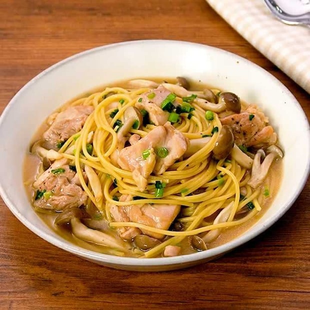 ワンパンで作れる！鶏肉ときのこのスープパスタ