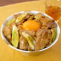 カレー風味をきかせた！豚バラ肉のスタミナ丼